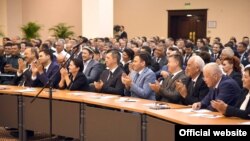 Mirziyoevning aksar gapiga qarsakbozlik qilayotgan vazir va amaldorlar.