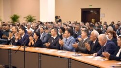 Президент ўзбек тилини билмайдиган вазири билан унинг тилида гаплашади