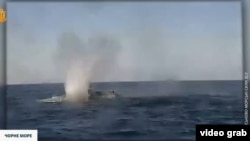 Атакованный российский безэкипажный катер в Черном море. Скриншот из видео телеграм-канала ВМС ВСУ