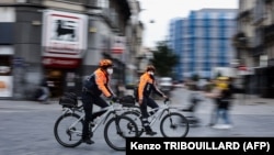 Védőmaszkot viselő biciklis rendőrök járőröznek Brüsszelben 2020. október 8-án.