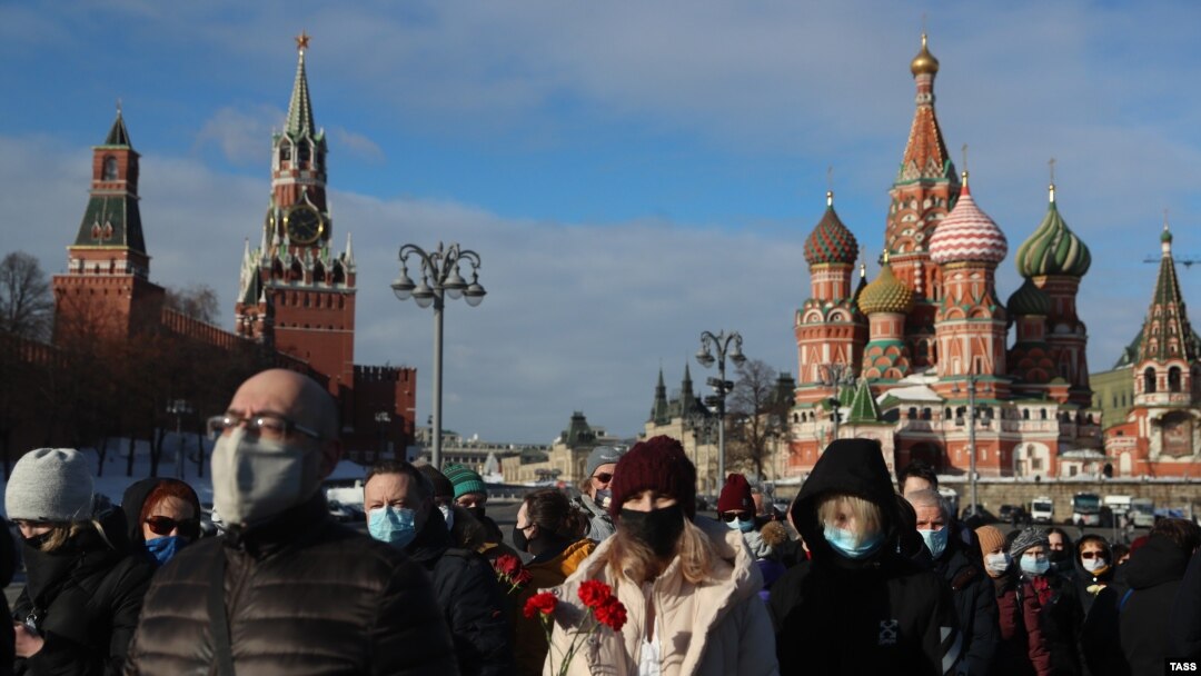 К месту, где шесть лет назад был убит Борис Немцов, 27 февраля пришли и возложили цветы тысячи людей