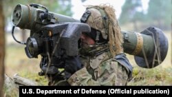 Ukrayna əsgəri Javelin antitank raketini sınaqdan çxıarır