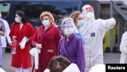Евакуираните здравствени работници од ковид оддлението во Констанца каде што се случи пожарот