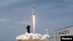 30 травня приватна американська компанія SpaceX запустила у США ракету Falcon 9 зі своїм космічним кораблем Crew Dragon та двома астронавтами NASA