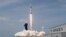 Ракета SpaceX Falcon 9 и космический корабль Crew Dragon стартуют во время полета на Международную космическую станцию. США, 30 мая 2020 года