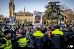 Oficerët e policisë shpërndajnë protestuesit gjatë një demonstrate në mbështetje të palestinezëve, derisa po mbahet seanca dëgjimore në Gjykatën Ndërkombëtare të Drejtësisë lidhur me akuzat ndaj Izraelit për gjenocid në Gazë, 11 janar 2024.