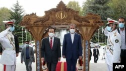 چانگ سای کِیون، نخستوزیر پیشین کره جنوبی، در کنار اسحاق جهانگیری (راست)