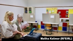 Bosnia și Herțegovina: Secție de votare la alegerile generale în cartierul Grbavica, din Sarajevo, la 4 octombrie 2026.