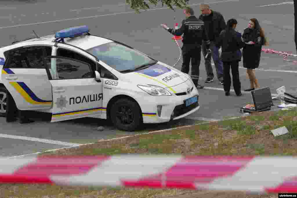 Перебуваючи за кермом легковика, чоловік у неділю вранці порушив правила дорожнього руху і почав чинити опір працівникам поліції, які його зупинили. Потім він здійснив декілька пострілів у правоохоронців і зник з місця події