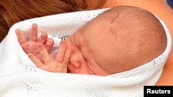 Մեծ Բրիտանիա - Արքայազն Ջորջը մոր գրկում, Լոնդոն, 23-ը հունիսի, 2013թ․