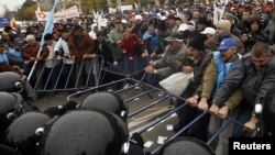 Акції протесту перед будівлею парламенту в Бухаресті, жовтень 2010 року