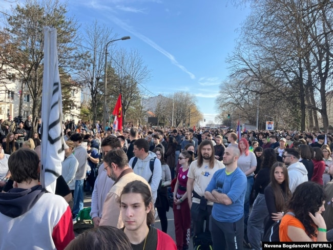 Studentët serbë gjatë marshimit nga Beogradi drejt qytetit të Novi Sadit.