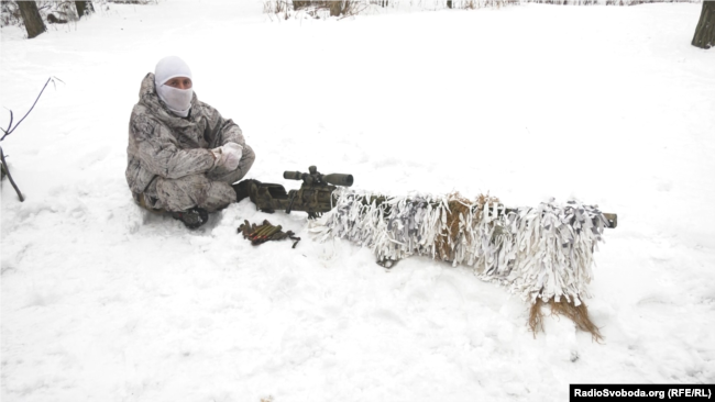 Український снайпер з гвинтівкою великого калібру Snipex T-Rex
