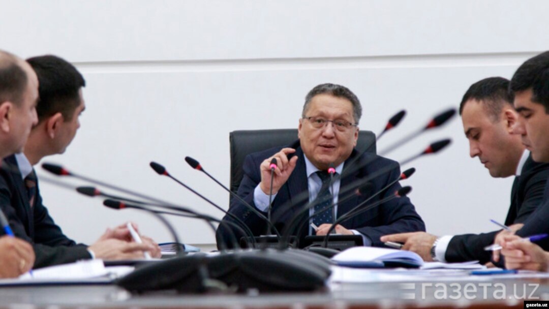 Тижорат банки ходимларига кўра¸ мижозлар тўлов карталарини уч кун ичида ëппасига алмаштириш ҳақида Марказий банк буйруқ берган. Сурат марказида Марказий банк раиси Мамаризо Нурмуродов.
