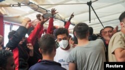 Partra szállásra várakozó bevándorlók a franciaországi Toulonnál 2022. november 11-én