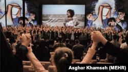 بخشی از یک مراسم قدیمی و مشهور جمعیت امام علی با عنوان «کوچهگردان عشق» که با توزیع اقلام کمکی همراه است