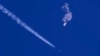 Navodni kineski špijunski balon pao je u okean nakon što ga je američka vojska oborila kod istočne obale u subotu, 4. februara, 2023.