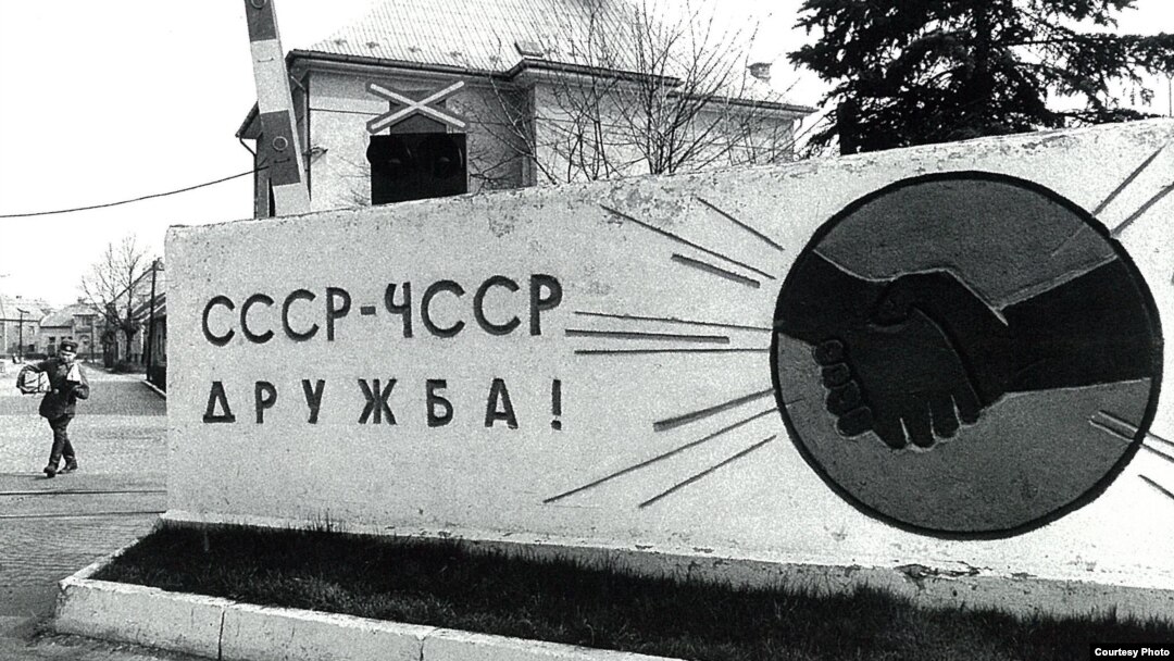 Слика на Дана Кундрова од книгата Заминувањето на Советите