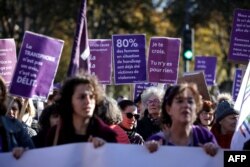 Femei demonstrând la Paris cu pancarte pe care scrie „Te înțeleg, nu poți altfel” și „80% din femeile cu disabilități au fost deja victime ale violenței”, Paris, 25 septembrie 2023