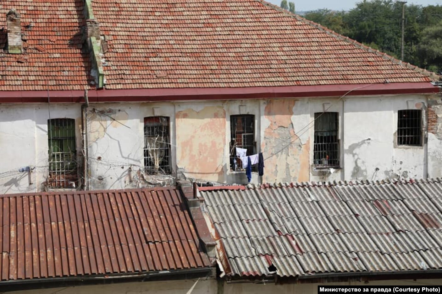 Pamje nga jashtë e njërit prej anekseve të burgut të Idrizovës.