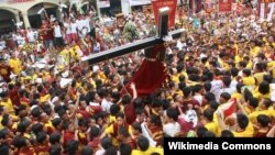 "Чёрного Назарина" несут по улицам Манилы. 9 января 2010 года 