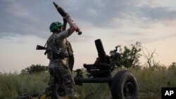 Український військовий в зоні бойових дій поблизу Бахмута, 2 липня 2023 року