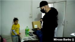 Bogdan Constantin, voluntarul care le-a adus micuților tabletele și laptopurile mult dorite