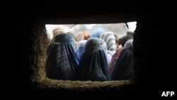 آرشیف/ تصویر از زنان که برای اغذ کمک آمده اند