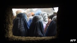 Owganystanlylar Dünýä azyk programmasynyň esasynda berilýän kömek üçin nobata durýarlar, Kabul, 2015