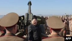 Lideri i Koresë së Veriut, Kim Jong Un, duke i vëzhguar qitjet me artileri në një lokacion të pazbuluar në Korenë e Veriut, 6 tetor.