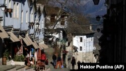 Немноголюдные улицы туристического городка в Албании. Туризм — одна из наиболее пострадавших от пандемии отраслей.