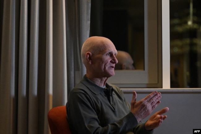 Алесь Бяляцкі на наступны дзень пасьля вызваленьня з турмы. Вільня, 14 сьнежня 2025