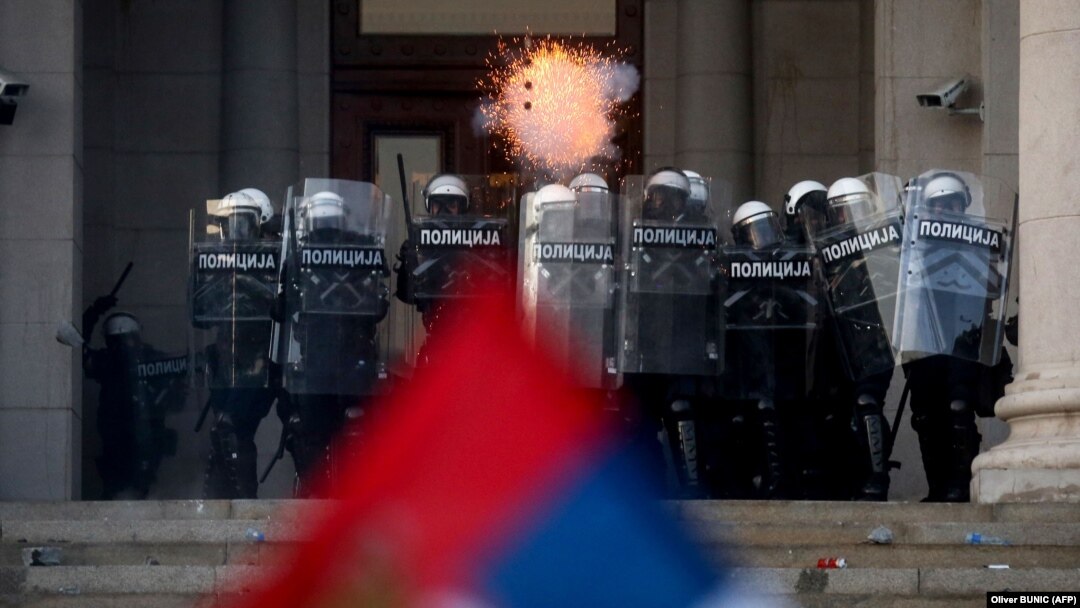 Policija čuva zgradu Skupštine Srbije na protestu, 8. jul