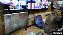 Вопрос о том, ошибся ли Анкваб, когда в своем вчерашнем решении обязал разработать закон "О телевидении и радиовещании", отпал сам собой. Президент будет настаивать на том законе, который разработают под его руководством чиновники