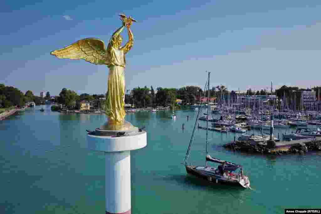 Золотая статуя &laquo;Добрый ангел мира&raquo; с голубем в руках встречает лодки, возвращающиеся в порт с озера Балатон. Работу российского скульптора Петра Стронского установили в 2012 году.