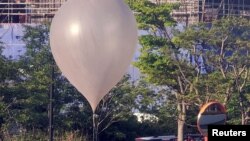Балони за кои се верува дека ги испратила Северна Кореја во парк во Јужна Кореја, 2 јуни 2024 г.