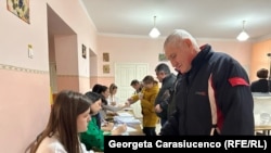 Interiorul unei secții de votare din Varnița.