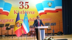 Bașcanul interimar al autonomiei găgăuze, Ilia Uzun, vorbind pe scena Casei de Cultură din Comrat, cu ocazia manifestărilor de 35 de ani de la proclamarea „Republicii Găgăuzia”, 19 august 2025 
