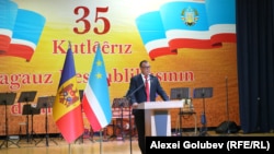 Bașcanul interimar al autonomiei găgăuze, Ilia Uzun, vorbind pe scena Casei de Cultură din Comrat, cu ocazia manifestărilor de 35 de ani de la proclamarea „Republicii Găgăuzia”, 19 august 2025 