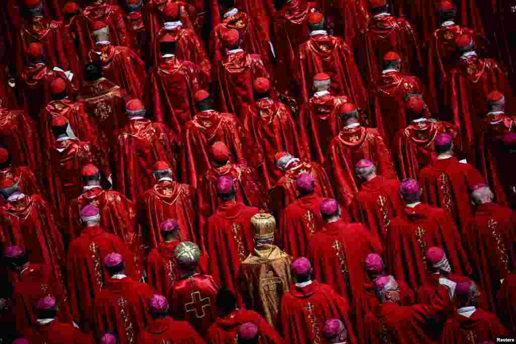 Pjesëtarë të klerit duke marrë pjesë në ceremoninë e funeralit të Papa Françeskut në Vatikan, më 26 prill 2025.