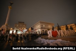 У маршы ўдзельнічалі беларусы, якія жывуць ва Ўкраіне, беларускія добраахвотнікі і ўкраінскія актывісты