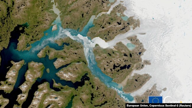 Az olvadó grönlandi Nuuk-fjord a Copernicus Sentinel-2 műhold felvételén, 2021. július 29-én