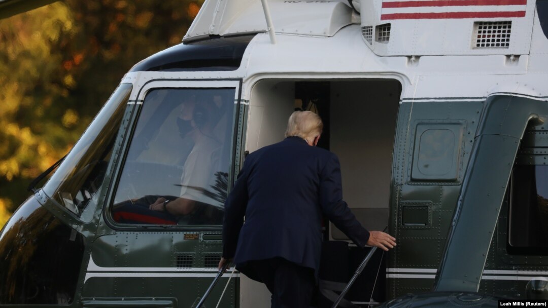 Predsednik SAD Donald Tramp ulazi u helikopter koji ga prebacuje u bolnicu