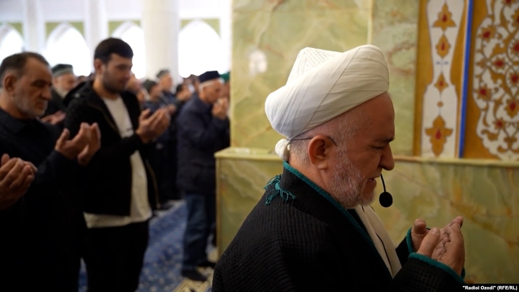 “Хатар ҷиддӣ аст.” Дуои дастҷамъӣ бо талаби борон дар Душанбе ва Тошканд