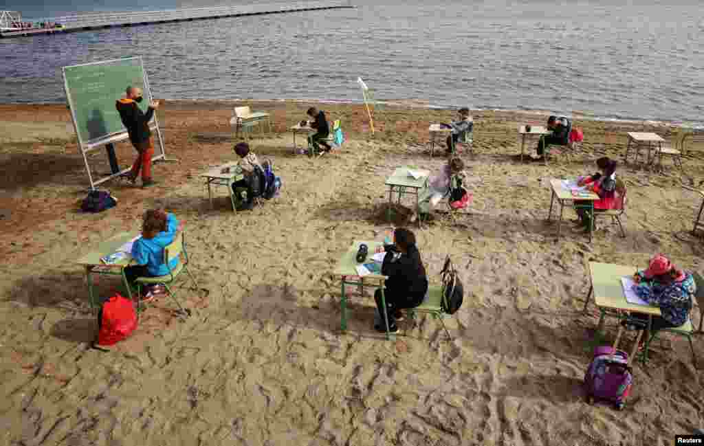 Egy spanyol iskola kreatív megoldást választott: a tengerparton folytatták az oktatást.