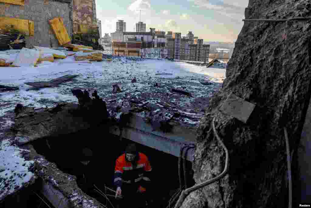 Acoperișul unui bloc de locuințe din Kiev, lovit de o dronă rusească, care a lăsat locuitorii fără apă, căldură și electricitate, pe 10 ianuarie.