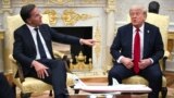 Генералният секретар на НАТО Марк Рюте (вляво) и президентът на САЩ Доналд Тръмп в Овалния кабинет на Белия дом във Вашингтон, 14 юли 2025 г.