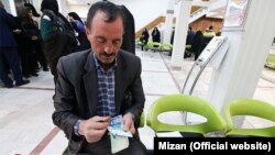 قرار است عیدی کارکنان دولت در بهمن امسال و از محل بودجه مصوب دستگاههای اجرایی پرداخت شود.