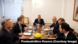Përfaqësuesit e lartë të Këshillit Kombëtar të Sigurisë së Shteteve të Bashkuara të Amerikës, John Erath dhe Brad Berkley, gjatë takimit me presidentin dhe kryeministrin e Kosovës, Hashim Thaçin dhe Ramush Haradinajn.