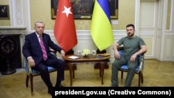 Ukrayina prezidenti Volodımır Zelenskıy (sağ taraftan) ve Türkiye devlet başı Recep Tayyip Erdoğan. Lviv, 2022 senesi avgustnıñ 18-i